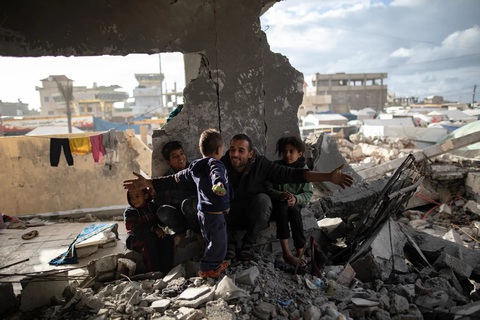 Anh Muhammad Al-Durra, một người Palestine, nói chuyện với một trong số các con anh khi họ đang trú tạm trong một ngôi nhà đổ nát ở Rafah, Gaza. Mấy cha con đã lang thang khắp nơi kể từ ngày 11-10 sau khi nhà họ bị trúng bom và mẹ của bọn trẻ đã thiệt mạng - Ảnh: EPA Anh Muhammad Al-Durra, một người Palestine, nói chuyện với một trong số các con anh khi họ đang trú tạm trong một ngôi nhà đổ nát ở Rafah, Gaza. Mấy cha con đã lang thang khắp nơi kể từ ngày 11-10 sau khi nhà họ bị trúng bom và mẹ của bọn trẻ đã thiệt mạng - Ảnh: EPA