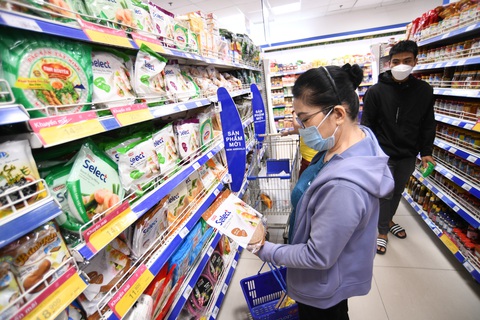 Giảm thuế, tặng voucher cho dân mua sắm- Ảnh 1. Người dân mua sắm tại siêu thị ở TP. Thủ Đức (TP.HCM) - Ảnh: QUANG ĐỊNH