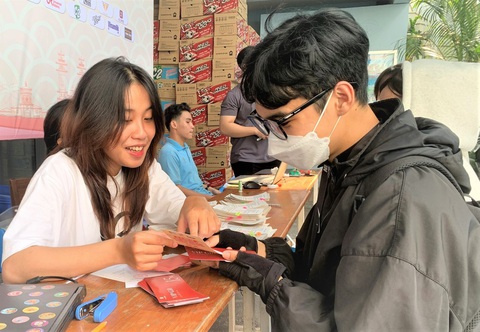 Sinh viên đến nhận vé tại Trung tâm Hỗ trợ học sinh sinh viên TP.HCM được hướng dẫn thông tin trên vé để chuẩn bị cho chuyến đi an toàn - Ảnh: DIỄM NGUYỄN Sinh viên đến nhận vé tại Trung tâm Hỗ trợ học sinh sinh viên TP.HCM được hướng dẫn thông tin trên vé để chuẩn bị cho chuyến đi an toàn - Ảnh: DIỄM NGUYỄN