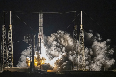 Tên lửa hoàn toàn mới Vulcan Centaur của United Launch Alliance (ULA) cất cánh từ Florida, ngày 8-1, mang theo tàu đổ bộ mặt trăng Peregrine của Astrobotic - Ảnh: AFP Tên lửa hoàn toàn mới Vulcan Centaur của United Launch Alliance (ULA) cất cánh từ Florida (Mỹ), ngày 8-1, mang theo tàu đổ bộ Mặt trăng Peregrine của Astrobotic - Ảnh: AFP