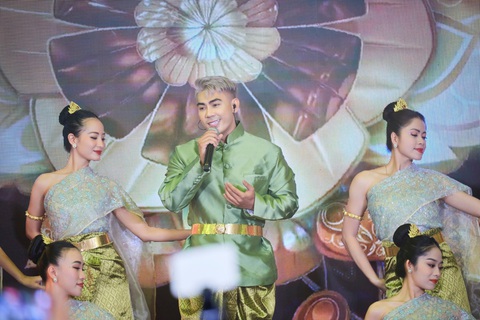 Á vương Du lịch thế giới Phùng Phước Thịnh giờ ra sao?- Ảnh 3. Phùng Phước Thịnh cũng biểu diễn với vai trò ca sĩ