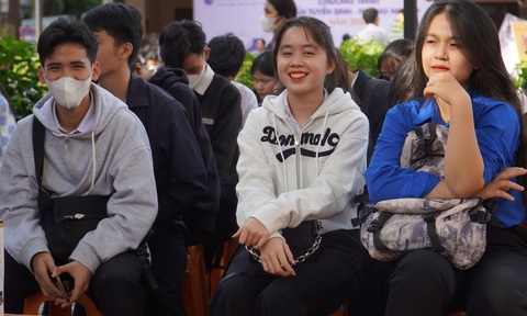 Chọn ngành gần trong cùng lĩnh vực thay vì đua vào ngành hot- Ảnh 3. Học sinh tham dự chương trình sáng 14-1 - Ảnh: TRẦN HƯỚNG
