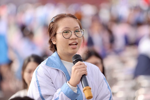 Dựa vào đâu để chọn ngành học, trường nào đào tạo ngành công nghiệp bán dẫn?- Ảnh 3. Học sinh đặt câu hỏi với ban tư vấn tại chương trình tư vấn tuyển sinh - hướng nghiệp sáng 14-1 tại Thanh Hóa - Ảnh: NGUYỄN KHÁNH