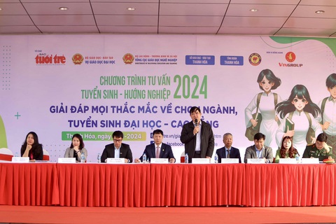 Dựa vào đâu để chọn ngành học, trường nào đào tạo ngành công nghiệp bán dẫn?- Ảnh 7. Các thầy cô trong ban tư vấn đang giải đáp băn khoăn của học sinh - Ảnh: NGUYỄN KHÁNH
