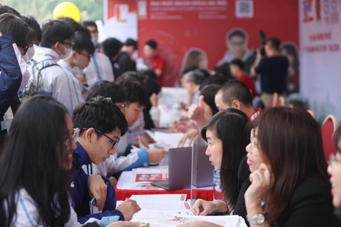 Dựa vào đâu để chọn ngành học, trường nào đào tạo ngành công nghiệp bán dẫn?- Ảnh 10. Sau khi được tư vấn chung, các học sinh tìm đến gian tư vấn của các trường để hỏi kỹ hơn - Ảnh: NGUYỄN KHÁNH