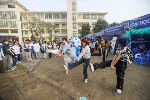 Dựa vào đâu để chọn ngành học, trường nào đào tạo ngành công nghiệp bán dẫn?- Ảnh 11. Các trường đem đến chương trình những tiết mục văn nghệ sôi động - Ảnh: NGUYỄN KHÁNH