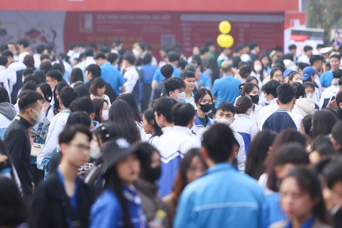 Dựa vào đâu để chọn ngành học, trường nào đào tạo ngành công nghiệp bán dẫn?- Ảnh 6. Học sinh tham dự chương trình tư vấn tuyển sinh - hướng nghiệp sáng 14-1 tại Thanh Hóa - Ảnh: NGUYỄN KHÁNH