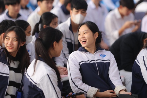 Dựa vào đâu để chọn ngành học, trường nào đào tạo ngành công nghiệp bán dẫn?- Ảnh 1. Học sinh tham dự chương trình tư vấn tuyển sinh - hướng nghiệp sáng 14-1 tại Thanh Hóa - Ảnh: NGUYỄN KHÁNH
