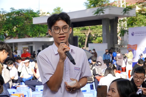 Bạn Minh Trí, lớp 12C6 Trường THPT Nguyễn Văn Trỗi đặt câu hỏi về phân loại trong ngành Marketing và đầu ra của ngành này như thế nào Bạn Minh Trí, lớp 12C6 Trường THPT Nguyễn Văn Trỗi, đặt câu hỏi về phân loại trong ngành marketing và đầu ra của ngành này như thế nào - Ảnh: TRẦN HƯỚNG
