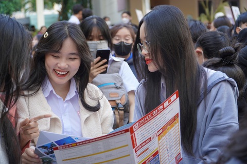 Chọn ngành gần trong cùng lĩnh vực thay vì đua vào ngành hot- Ảnh 5. Học sinh tham khảo thông tin tuyển sinh các trường tại chương trình - Ảnh: TRẦN HƯỚNG