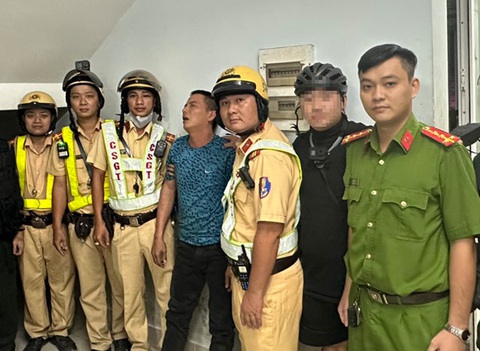 Cảnh sát giao thông nổ súng, bắt hai kẻ cướp xe máy của cô gái- Ảnh 1. Một trong hai kẻ cướp xe máy (thứ 4 từ trái qua) tại cơ quan công an - Ảnh: PC08