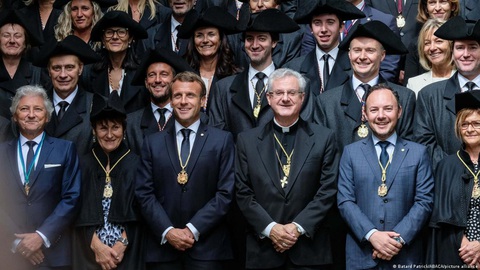 Tổng thống Macron (thứ ba từ trái sang) và ông Joan-Enric Vives i Sicilia (thứ tư từ trái sang) là các hoàng tử của Andorran - Ảnh; ABACA Tổng thống Macron (thứ ba từ trái sang) và ông Joan-Enric Vives i Sicilia (thứ tư từ trái sang) là các hoàng tử của Andorra - Ảnh: ABACA