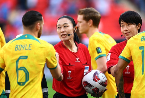 Nữ trọng tài Yamashita Yoshimi đi vào lịch sử Asian Cup 2023 là ai?- Ảnh 2. Yamashita Yoshimi làm nhiệm vụ ở World Cup 2022. Tối 13-1 cô đã đi vào lịch sử khi là trọng tài nữ đầu tiên bắt chính tại Asian Cup - Ảnh: REUTERS