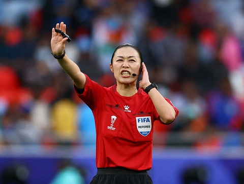 Nữ trọng tài Yamashita Yoshimi đi vào lịch sử Asian Cup 2023 là ai?- Ảnh 1. Yamashita Yoshimi điều khiển trận đấu giữa Úc và Ấn Độ tối 13-1 tại Asian Cup - Ảnh: REUTERS