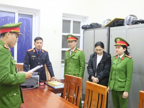 Khởi tố nữ tài xế vi phạm nồng độ cồn tông chết người- Ảnh 1. Bị can M. nghe đọc các lệnh - Ảnh: CACC