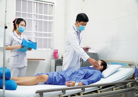 Bệnh viện Đa khoa Triều An - Loan Trâm
chú trọng nâng cao chất lượng điều trị- Ảnh 2. Bác sĩ đang thăm khám cho bệnh nhân