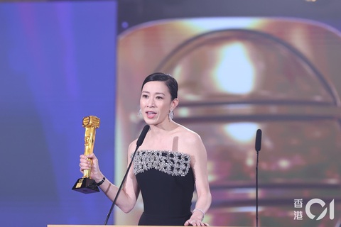 Sự trở lại TVB của Xa Thi Mạn đã giúp cô càn quét những giải thưởng tại lễ trao giải thường niên năm nay với các giải Thị hậu TVB, Thị hậu tại Malaysia, Nữ diễn viên TVB được yêu thích ở khu vực Vịnh Lớn và giải Sự trở lại TVB của Xa Thi Mạn đã giúp cô càn quét những giải thưởng tại lễ trao giải thường niên năm nay với các giải Thị hậu TVB, Thị hậu tại Malaysia, Nữ diễn viên TVB được yêu thích ở khu vực Vịnh Lớn