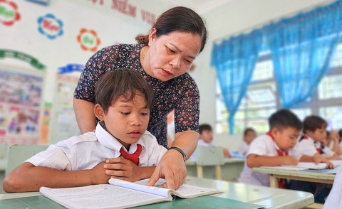 Cô Phan Thị Khánh luyện đọc, viết kỹ càng cho em Rơ Châm Ngoan - Ảnh: NHÃ TRẦN Cô Phan Thị Khánh luyện đọc, viết kỹ càng cho em Rơ Châm Ngoan - Ảnh: NHÃ TRẦN