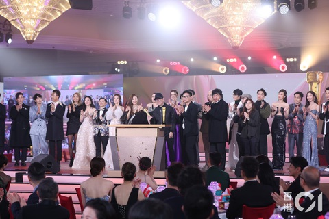 Bộ phim 'Nữ hoàng tin tức' với sự trở lại tại TVB của Xa Thi Mạn và Lý Thi hoa đã lập kỷ lục tại Lễ trao giải TVB khi càn quyét 8 giải thưởng lớn Bộ phim 'Nữ hoàng tin tức' với sự trở lại tại TVB của Xa Thi Mạn và Lý Thi Hoa đã lập kỷ lục tại Lễ trao giải TVB khi càn quyét 8 giải thưởng lớn