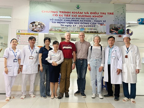 Khoa vật lý trị liệu Bệnh viện Nhi đồng Cần Thơ: Đồng hành cùng sức khỏe bệnh nhi- Ảnh 2. Bác sĩ của Tổ chức Children Action chụp cùng ê kíp nhân viên y tế của Bệnh viện Nhi đồng Cần Thơ