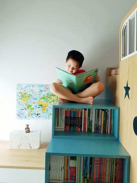 Cha mẹ rủ nhau cùng con ‘Đặt điện thoại xuống, cầm sách lên’- Ảnh 3. Những bậc thang lên giường tầng được chị chị Phạm Thị Hoài Anh (Hà Nội) tận dụng để làm kệ sách, thành góc đọc cho con trước giờ đi ngủ. Chị Hoài Anh cho biết chăm sóc cho góc đọc sách, không gian đọc sách trong gia đình luôn mang đến cho cả nhà rất nhiều niềm vui. Theo chị Hoài Anh, trong mỗi ngôi nhà không quan trọng việc có bao nhiêu cuốn sách, mà quan trọng là mỗi cuốn sách cha mẹ và con đọc cùng nhau vui như thế nào, gắn bó ra sao, nhất là đối với các bố mẹ có con nhỏ trong độ tuổi 0-6 - Ảnh: Tác giả cung cấp