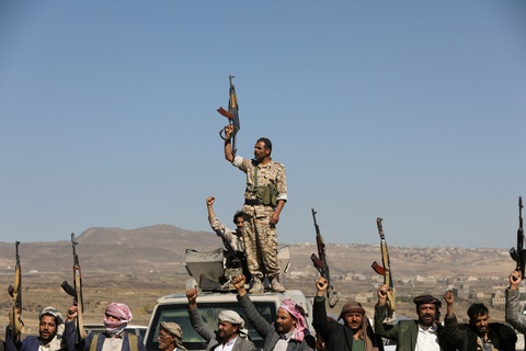 Các phiến quân Houthi giương vũ khí trong buổi tập hợp gần khu vực Sanaa của Yemen ngày 14-1 - Ảnh: REUTERS Các phiến quân Houthi giương vũ khí trong buổi tập hợp gần khu vực Sanaa của Yemen ngày 14-1 - Ảnh: REUTERS