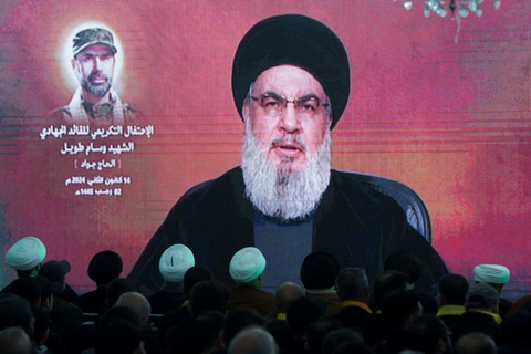 Ngày 14-1, Lãnh đạo Hezbollah Sayyed Hassan Nasrallah có bài phát biểu trên truyền hình, trong lễ tưởng niệm đánh dấu một tuần kể từ khi Wissam Tawil, chỉ huy lực lượng Radwan của Hezbollah bị sát hại ở miền nam Lebanon - Ảnh: REUTERS Ngày 14-1, lãnh đạo Hezbollah Sayyed Hassan Nasrallah có bài phát biểu trên truyền hình, trong lễ tưởng niệm đánh dấu một tuần kể từ khi Wissam Tawil, chỉ huy lực lượng Radwan của Hezbollah bị sát hại ở miền nam Lebanon - Ảnh: REUTERS