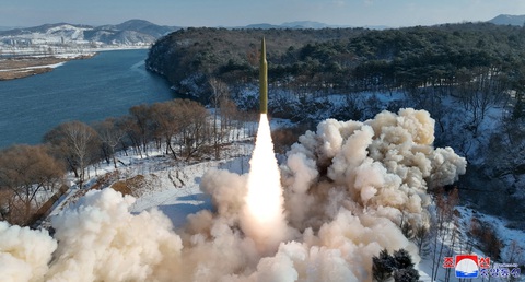 Triều Tiên thử tên lửa đạn đạo sử dụng nhiên liệu rắn, ảnh do KCNA đăng tải hôm 14-1 - Ảnh: KCNA Triều Tiên thử tên lửa đạn đạo sử dụng nhiên liệu rắn hôm 14-1 - Ảnh: KCNA