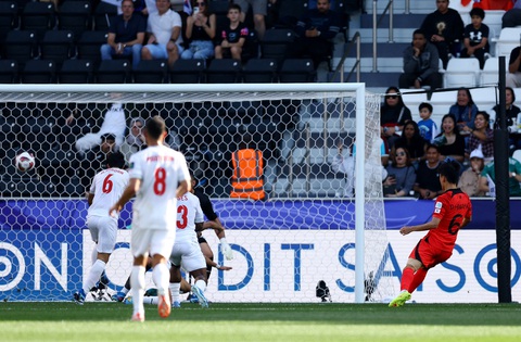 Siêu sao của PSG rực sáng giúp Hàn Quốc thắng Bahrain- Ảnh 2. Hwang In Beom ghi bàn mở tỉ số - Ảnh: REUTERS