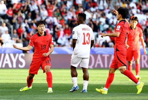 Siêu sao của PSG rực sáng giúp Hàn Quốc thắng Bahrain- Ảnh 3. Lee Kang In (trái) ăn mừng sau khi ghi tuyệt phẩm - Ảnh: REUTERS