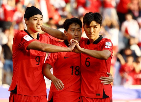 Siêu sao của PSG rực sáng giúp Hàn Quốc thắng Bahrain- Ảnh 1. Lee Kang In (giữa) ăn mừng cùng đồng đội - Ảnh: REUTERS