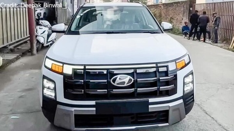 Hyundai Creta 2024 lộ video thực tế trước ra mắt: Mặt trước như Palisade, mâm mới thể thao- Ảnh 1. Giao diện bản cao cấp nhất trên Creta 2024 nói riêng và bản facelift nói chung rất giống đàn anh Palisade - Ảnh cắt từ video, nguồn: DEEPAK BINWAL