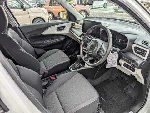 Suzuki Swift 2024 về đại lý: Đời mới nhưng chỉ thay đổi nhẹ- Ảnh 3. Nội thất Suzuki Swift 2024 ngoài thực tế - Ảnh: Rushlane