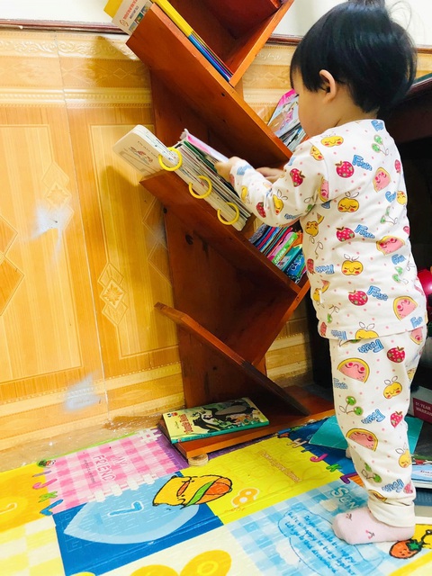 Cha mẹ rủ nhau cùng con ‘Đặt điện thoại xuống, cầm sách lên’- Ảnh 4. Góc sách 0 đồng do chị Vũ Thúy Ngà (Ninh Bình) bố trí cho cô con gái nhỏ của mình.