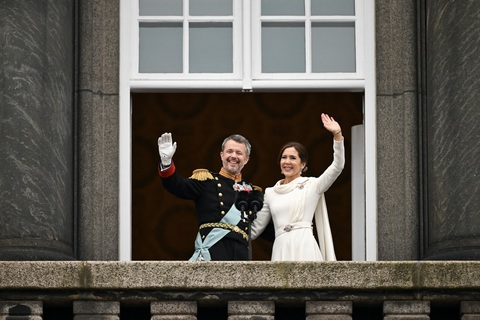 Vua Frederik X và Hoàng hậu Mary vẫy chào từ ban công Cung điện Christiansborg ở Copenhagen, Đan Mạch - Ảnh: AFP Vua Frederik X và Hoàng hậu Mary vẫy chào từ ban công Cung điện Christiansborg ở Copenhagen, Đan Mạch - Ảnh: AFP