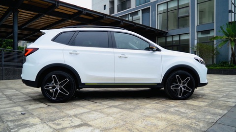 Tin tức giá xe: MG RX5 giảm giá mạnh tại đại lý, SUV hạng C nay rẻ ngang hạng A- Ảnh 5. Khi so sánh với các đối thủ cùng phân khúc, MG RX5 thiếu vắng gói công nghệ an toàn tiên tiến - thường hỗ trợ phanh khẩn cấp, giữ làn đường và ga tự động thích ứng. RX5 chỉ được trang bị cân bằng điện tử, cảm biến va chạm phía trước và sau cùng camera 360 độ - Ảnh: Đại lý MG/Facebook