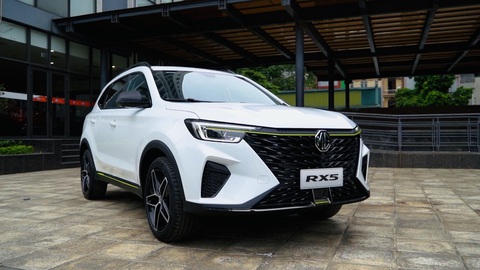 Tin tức giá xe: MG RX5 giảm giá mạnh tại đại lý, SUV hạng C nay rẻ ngang hạng A- Ảnh 1. MG RX5 được đại lý điều chỉnh giá xuống mức thấp kỷ lục, chỉ còn 580 triệu đồng. Điều này đặt xe ở mức giá tương đương với Hyundai Venue dù có kích thước sánh ngang với Hyundai Tucson - Ảnh: Đại lý MG/Facebook
