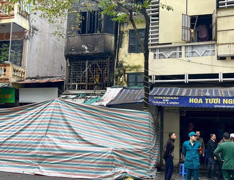 Hà Nội cháy nhà tại phố Hàng Lược, 4 người trong gia đình tử vong- Ảnh 6. Ngôi nhà xảy ra hỏa hoạn được lực lượng chức năng quây bạt để khám nghiệm hiện trường - Ảnh: DANH TRỌNG