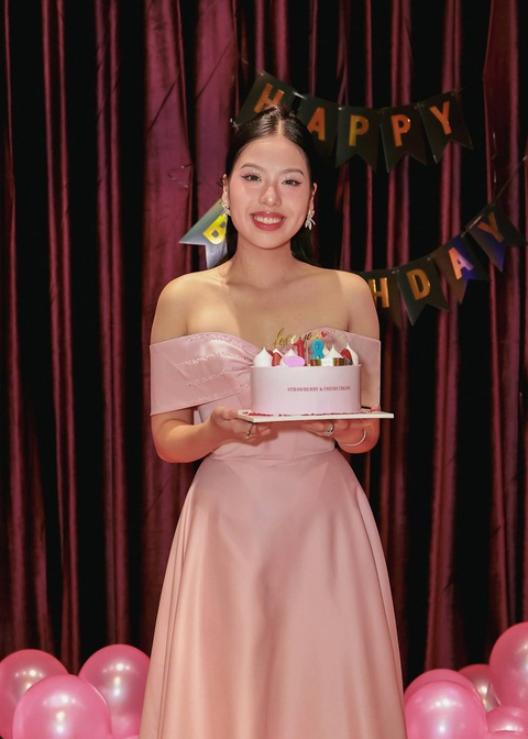 Ngô Ngọc Gia Hân nhận giải thưởng ý nghĩa trong ngày sinh nhật- Ảnh 4. Thời điểm diễn ra cuộc thi đặc biệt còn trùng với sinh nhật lần thứ 18 của Ngô Ngọc Gia Hân. Ban tổ chức và các đội thi cùng hát vang bài “Chúc mừng sinh nhật” và gửi đến Gia Hân những lời chúc vô cùng ý nghĩa. Có lẽ kỷ niệm ấy sẽ theo Gia Hân mãi về một khởi đầu đầy rực rỡ cho tuổi 18 với Dash For Impact 2023.