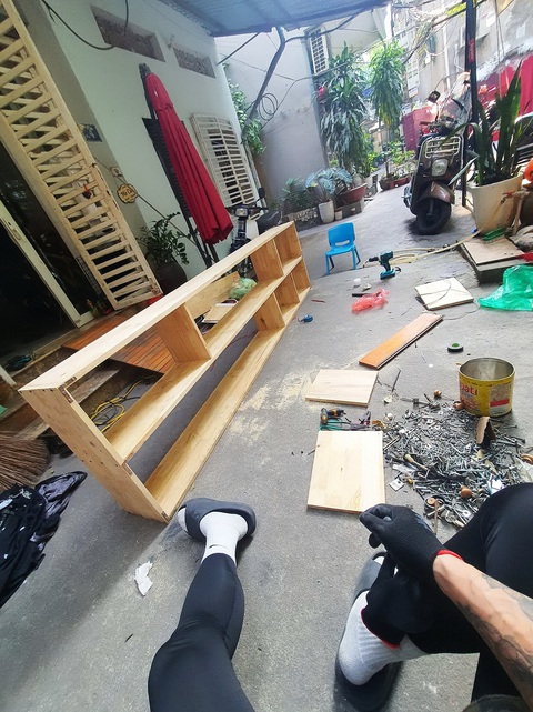 Cha mẹ rủ nhau cùng con ‘Đặt điện thoại xuống, cầm sách lên’- Ảnh 8. Bức ảnh người cha đang tự tay làm giá sách cho con trai do chị Trần Thủy (Hà Nội) chia sẻ. Chị Thủy cho biết mới giúp con trai thôi không còn mê chơi game được 5 tháng nay bằng việc làm cho con mê sách. Và chồng chị cũng bởi đồng hành cùng vợ, thành ra cũng… nghiện sách theo.