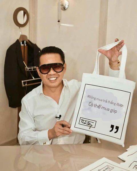 Ồ ạt ảnh chế 'chiếc túi kiến thức, kinh nghiệm, trải nghiệm' của Thái Công- Ảnh 4. Tín đồ trả góp
