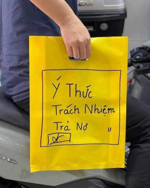 Ồ ạt ảnh chế 'chiếc túi kiến thức, kinh nghiệm, trải nghiệm' của Thái Công- Ảnh 7. Ở một phiên bản khác,