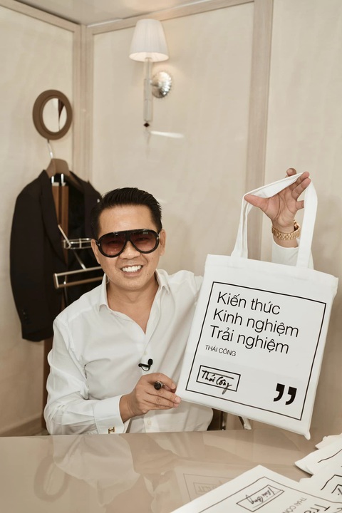 Ồ ạt ảnh chế 'chiếc túi kiến thức, kinh nghiệm, trải nghiệm' của Thái Công- Ảnh 1. Hàng thật được chính nhà thiết kế Thái Công sản xuất và kinh doanh có giá 99.000 đồng.