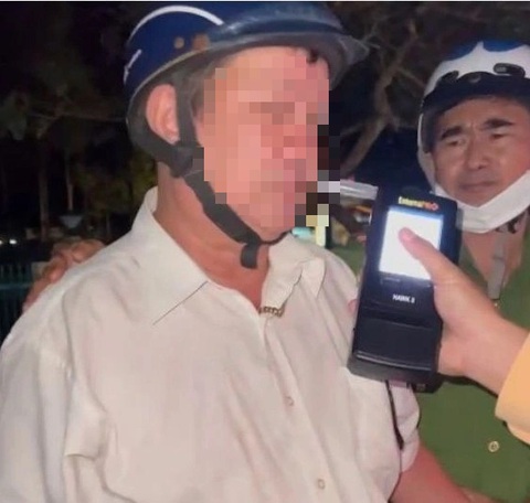 Sự thật video người đàn ông say xỉn xưng cán bộ tòa án ở An Giang- Ảnh 1. Cơ quan chức năng tỉnh An Giang đang xử lý người đàn ông say xỉn tự xưng cán bộ tòa án, 15 lần không chấp hành đo nồng độ cồn - Ảnh: Cắt từ clip