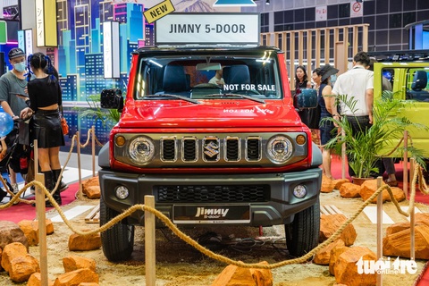 Chi tiết Suzuki Jimny 5 cửa ở Đông Nam Á: Rộng hơn, nặng hơn, đắt hơn bản dự kiến sắp bán ở Việt Nam- Ảnh 2. Mẫu xe được trưng bày tại triển lãm có tay lái thuận, phù hợp với thị trường Việt Nam