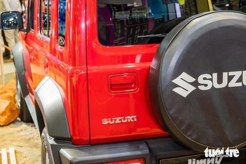 Chi tiết Suzuki Jimny 5 cửa ở Đông Nam Á: Rộng hơn, nặng hơn, đắt hơn bản dự kiến sắp bán ở Việt Nam- Ảnh 7. Cửa khoang hành lý mở ngang theo phong cách SUV truyền thống