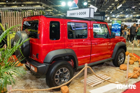 Chi tiết Suzuki Jimny 5 cửa ở Đông Nam Á: Rộng hơn, nặng hơn, đắt hơn bản dự kiến sắp bán ở Việt Nam- Ảnh 8. Động cơ 1.5L hút khí tự nhiên sản sinh công suất 103 mã lực và mô men xoắn 134Nm, kết hợp với hộp số tự động 4 cấp và hệ thống dẫn động bốn bánh toàn thời gian AllGrip Pro AWD có chế độ cầu chậm