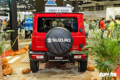 Chi tiết Suzuki Jimny 5 cửa ở Đông Nam Á: Rộng hơn, nặng hơn, đắt hơn bản dự kiến sắp bán ở Việt Nam- Ảnh 9. Dù có chiều dài cơ sở dài hơn, phiên bản 5 cửa vẫn giữ được khả năng vượt địa hình ấn tượng, nhờ sử dụng khung gầm rời, khoảng cách từ trục bánh trước đến cản trước ngắn và khoảng sáng gầm 210mm. Góc tiếp cận và góc thoát lần lượt là 36 và 50 độ, giống bản 3 cửa. Trong khi đó, góc vượt đỉnh dốc là 24 độ, nhỏ hơn phiên bản 3 cửa (28 độ) do trục cơ sở dài hơn