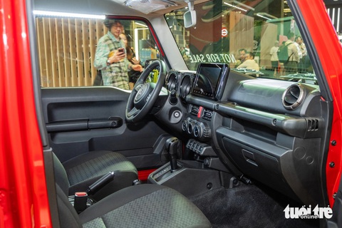 Chi tiết Suzuki Jimny 5 cửa ở Đông Nam Á: Rộng hơn, nặng hơn, đắt hơn bản dự kiến sắp bán ở Việt Nam- Ảnh 10. Nội thất xe không thay đổi so với phiên bản 3 cửa, với thiết kế đặc trưng của SUV off-road