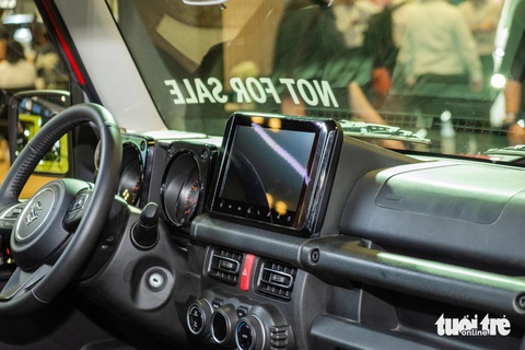 Chi tiết Suzuki Jimny 5 cửa ở Đông Nam Á: Rộng hơn, nặng hơn, đắt hơn bản dự kiến sắp bán ở Việt Nam- Ảnh 12. Bảng táp lô có màn hình giải trí cảm ứng, đồng hồ kết hợp analog và điện tử. Vô lăng 3 chấu tích hợp ga tự động. Khởi động xe bằng chìa khóa